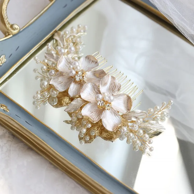 Гребень Нежный с жемчугом и цветком золотого цвета Ювелирное Украшение для волос