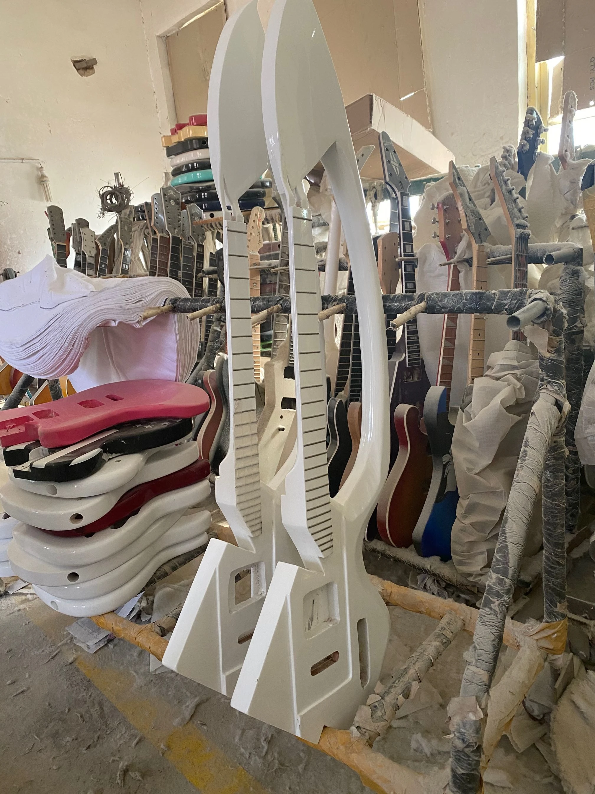 Китайская белая электрогитара модель C под заказ | Спорт и развлечения