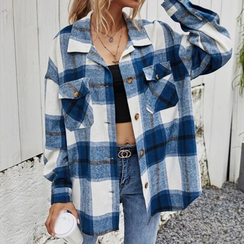 Женская клетчатая куртка с отложным воротником длинным рукавом и нагрудными