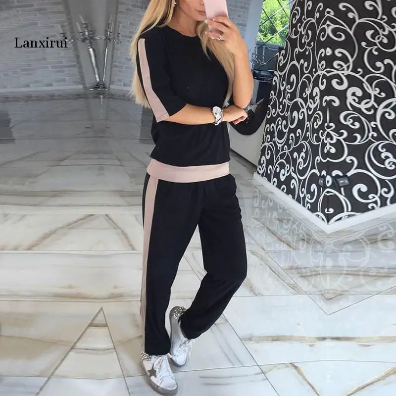 Женский спортивный костюм с коротким рукавом и круглым вырезом |