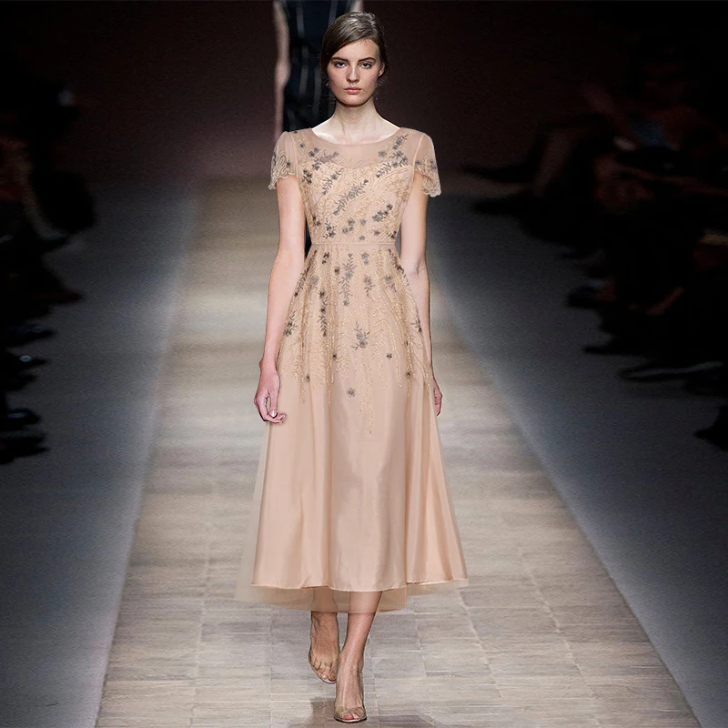 Длинное платье с круглым вырезом коротким рукавом сеткой тяжелой работой