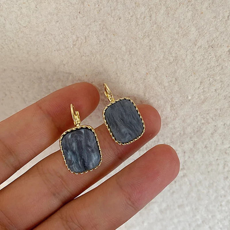 

Korea Retro Geometric Square Shell Plate Earrings Simple For Women Fashion Jewelry Aesthetic Party Dating Accessories Wholesale