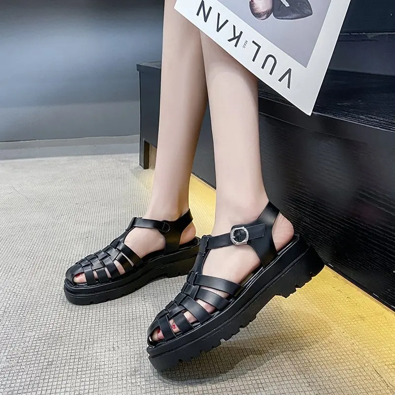 

2021 New Trend Round Head Ladies Black White Hollow Woven Leather Shoes Buckle with Thick Bottom Roman Casual Beach Flat Sandals