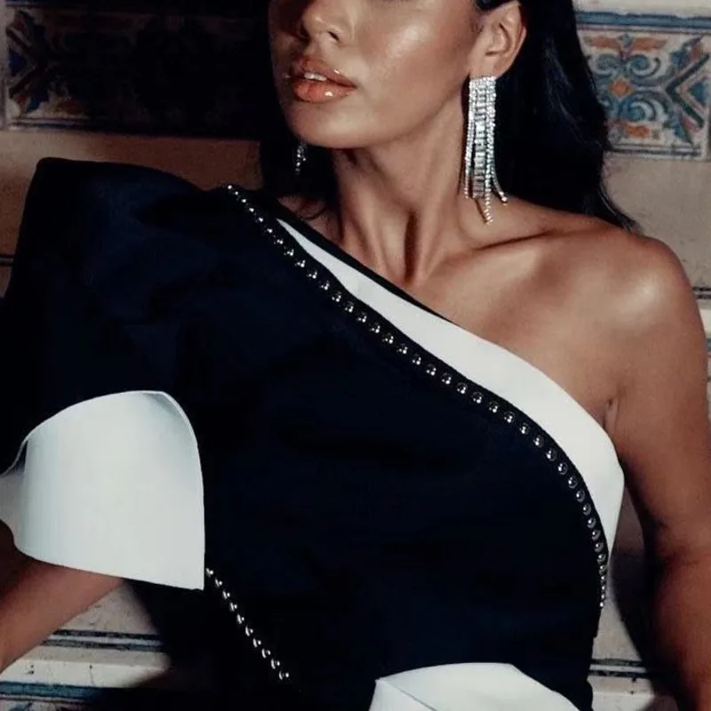 

[DEAT] Sexy Strapless Off Shoulder One Sleeve Irregular Black And White Contrast Rivet Dress Women 2021 Summer and autumn GX1008
