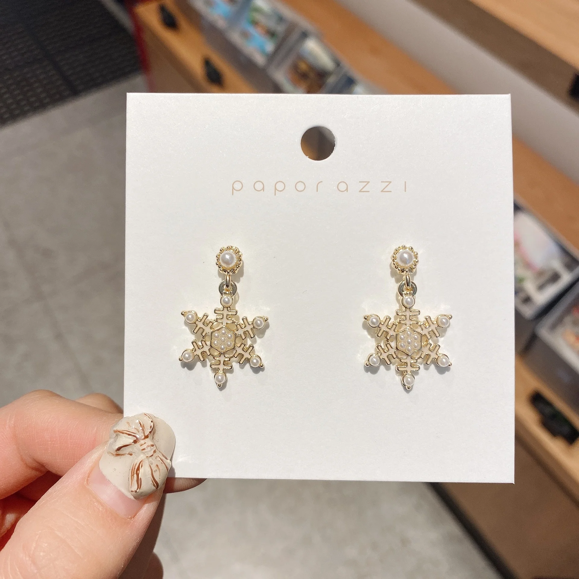 

S925 Silver Needle Europe And America Vintage Personalized Snowflake Earrings French Fashion Pearl Drop Oil Earrings Female