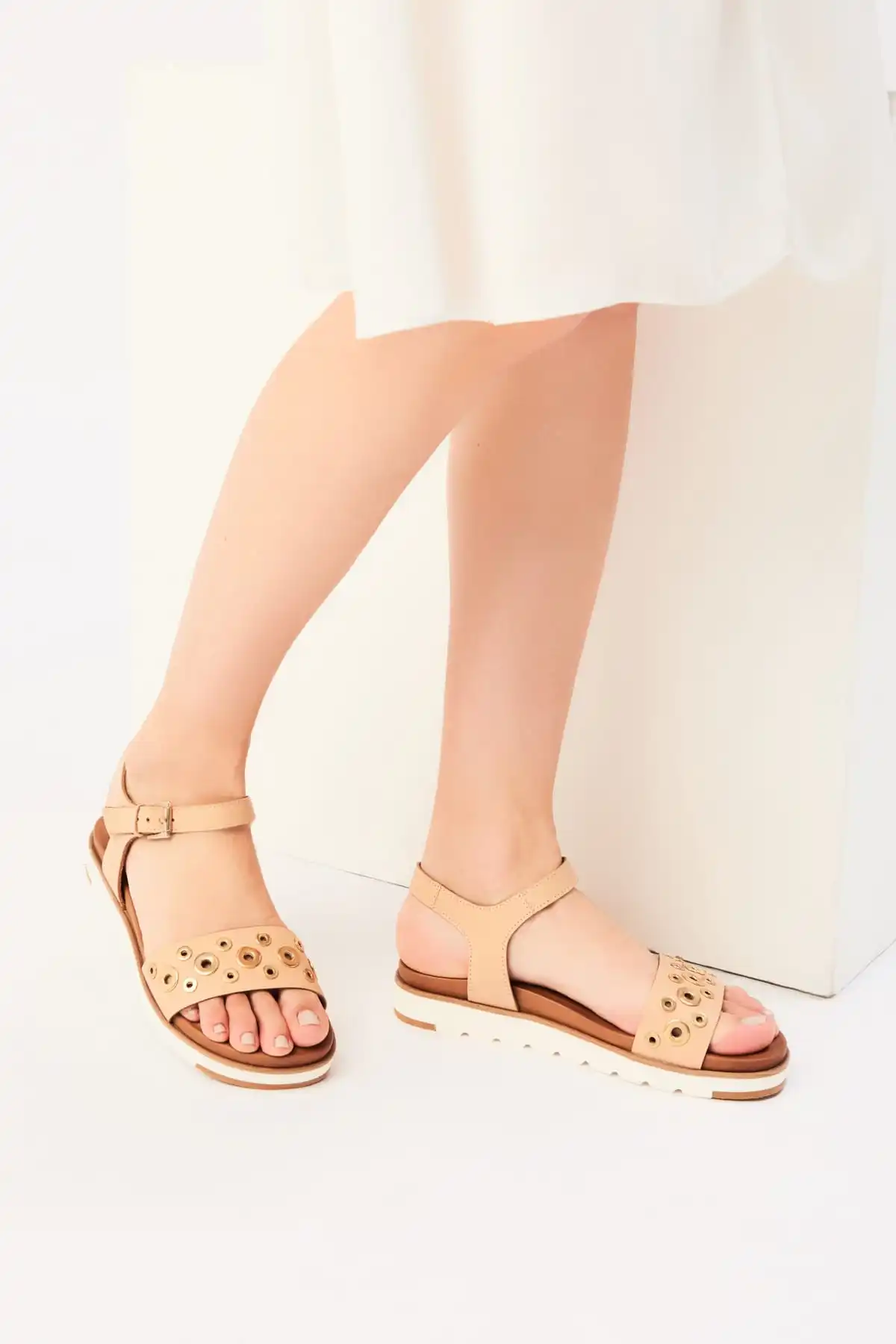 Бежевые женские босоножки из натуральной кожи с жемчугом коллекция 120130002083 года |