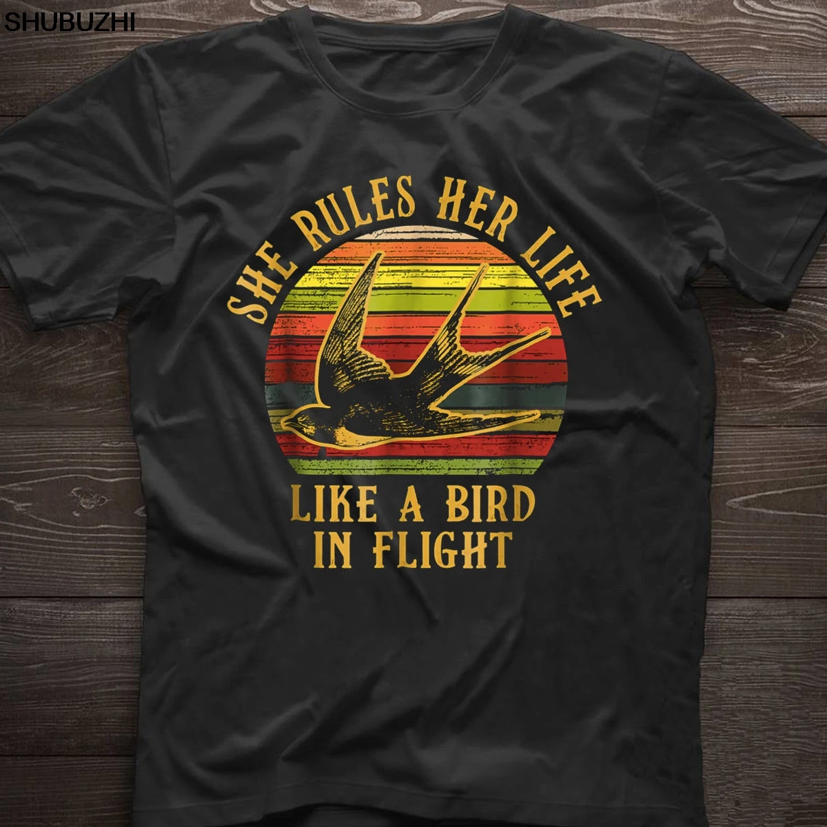 

Футболка унисекс с надписью «She Rules Her Life Like A Bird»