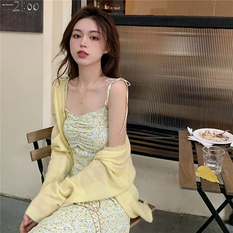 

Костюм для ранней весны, модный тонкий желтый вязаный кардиган с длинным рукавом + платье на бретелях с цветочным принтом в стиле мори для ск...