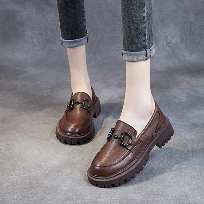 Маленькие кожаные туфли для женщин весенние лоферы на платформе педаль с пряжкой