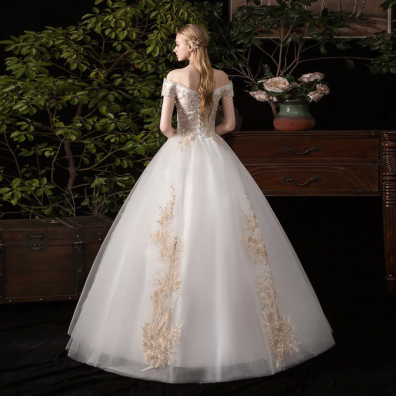 Женское свадебное платье с вырезом лодочкой и открытыми плечами элегантное