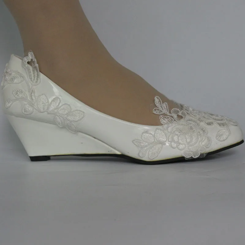 Женские свадебные туфли на танкетке белые кружевные низком каблуке с закрытым
