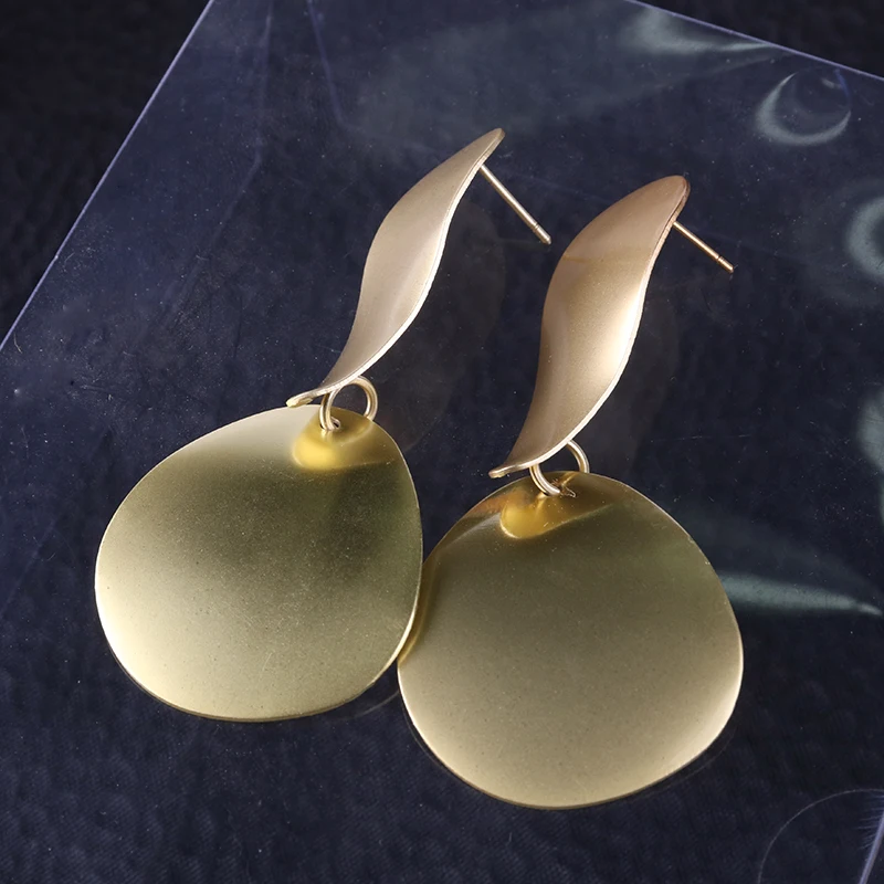 Металлические блестки преувеличивают большие серьги сексуальная