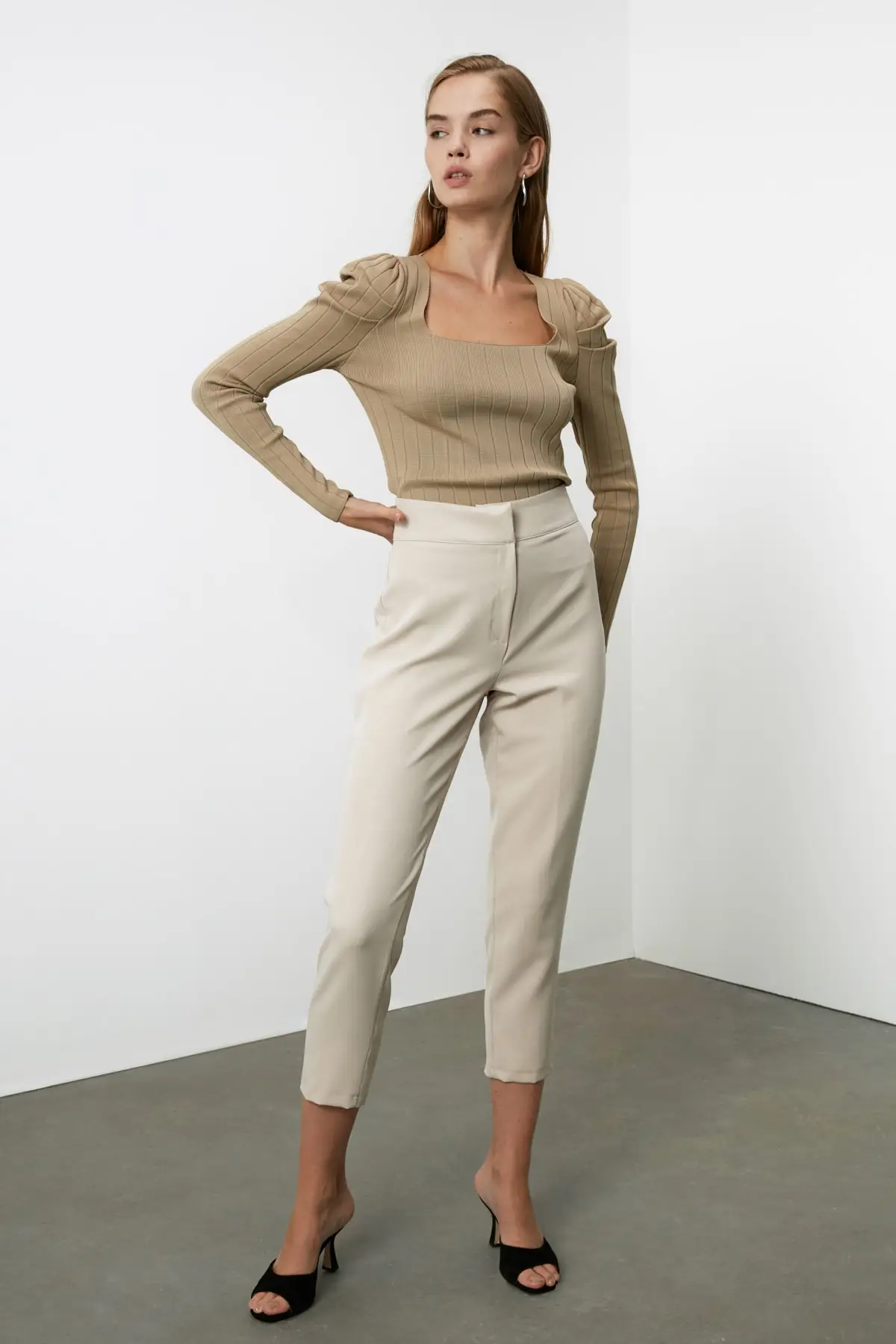 

Trendyol Sleeve Shirred Square Collar Knitwear Sweater TWOAW21KZ0649