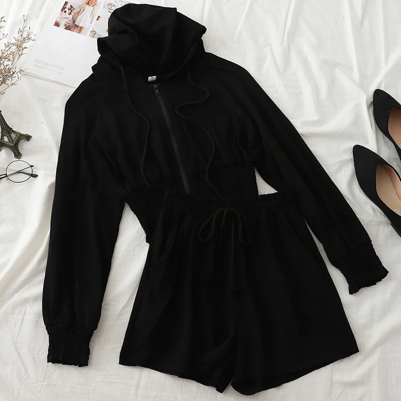 Женский костюм из двух предметов свитшот с капюшоном и шорты эластичной талией