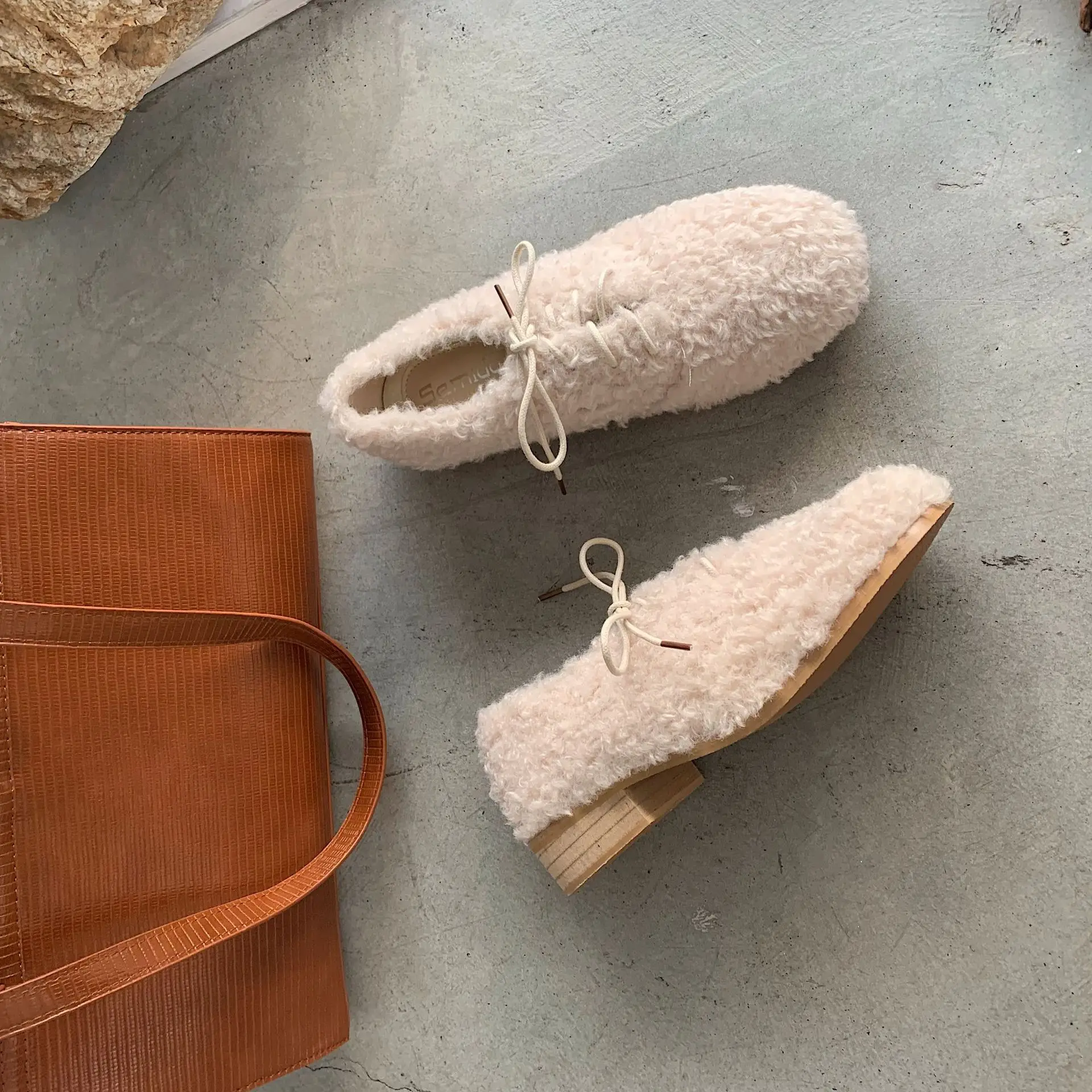 

Casual Woman Shoe Round Toe Modis Shallow Mouth Female Footwear Autumn Loafers Fur Moccasin 2021 Winter New Dress Fall Lace-Up S