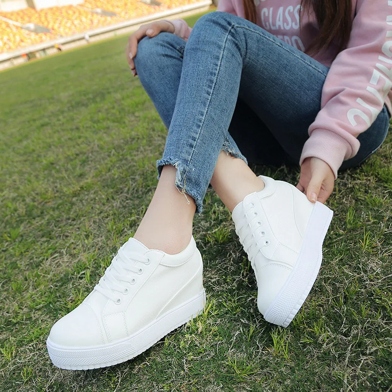 Белые скрытые кроссовки на высоком каблуке нескользящие модные женские туфли