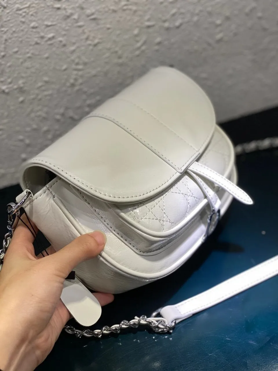 

2021 new leather women's bag soft handle chain single shoulder crescent car line black with cover oil wax head layer niuzhong