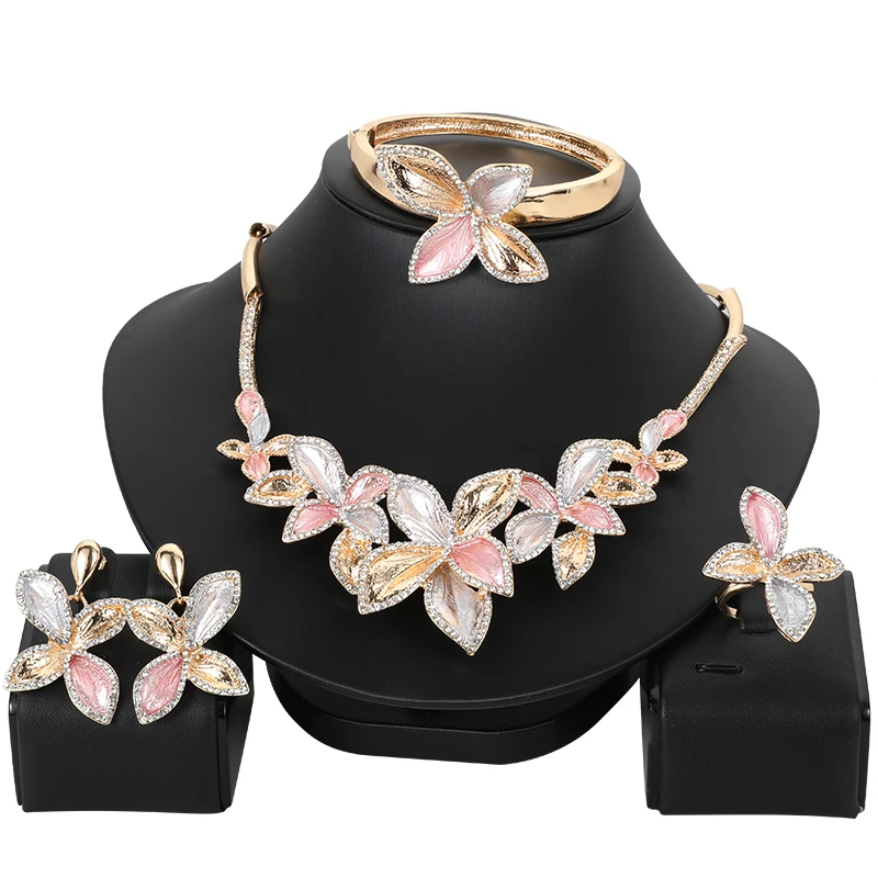 

Комплект из колье, серёг, браслета и кольца, золотистого цвета