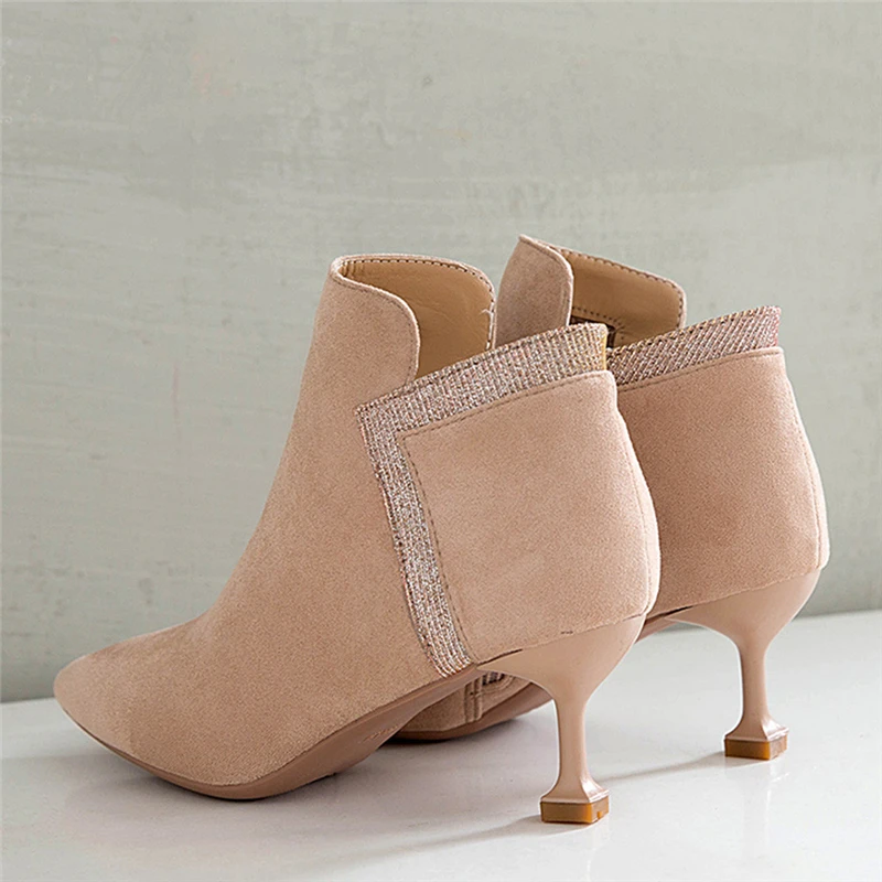 Женские ботинки для отдыха однотонные с острым носком на тонком каблуке средней