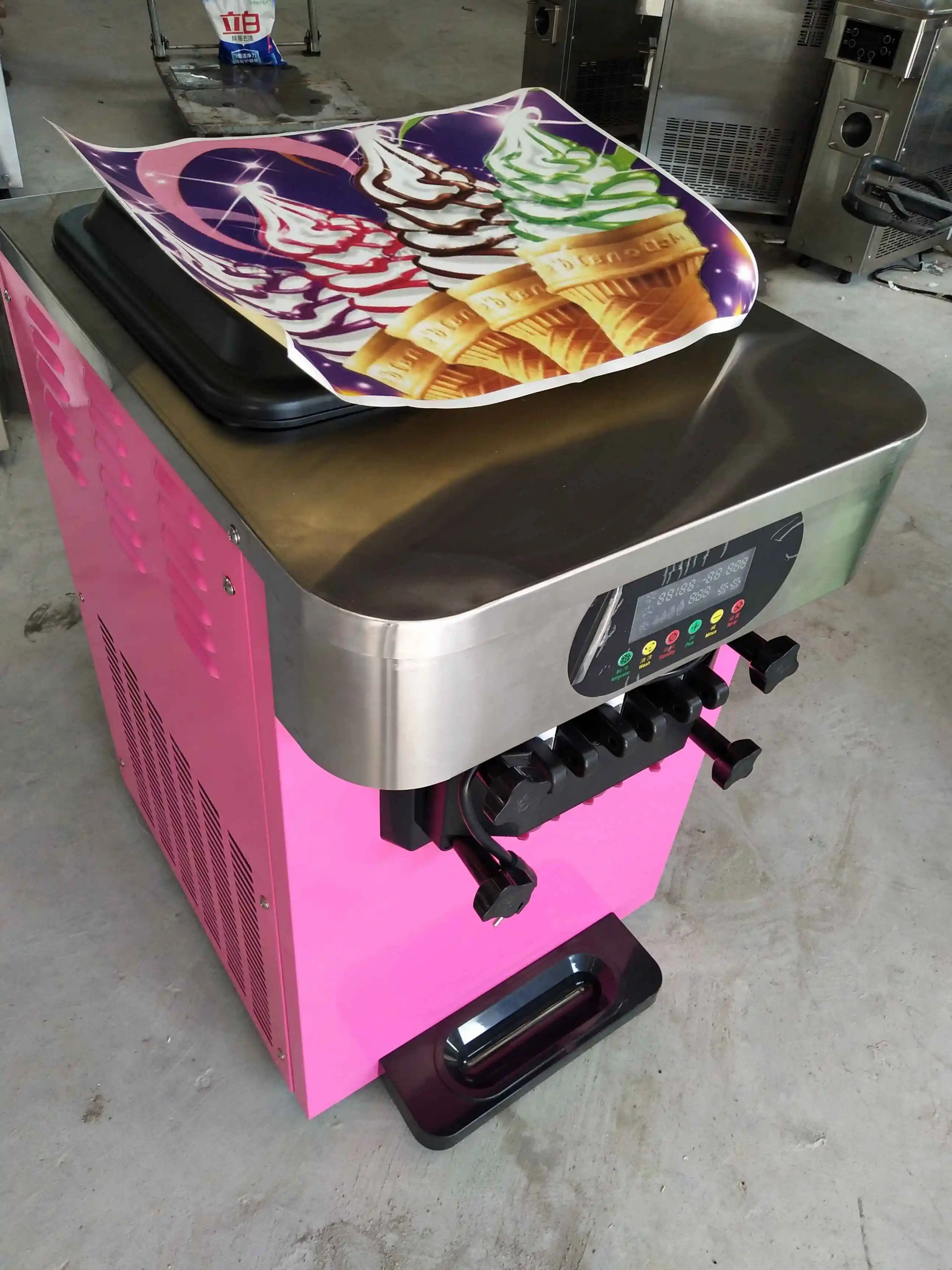 Настольная машина розового цвета для производства мягкого мороженого торговый