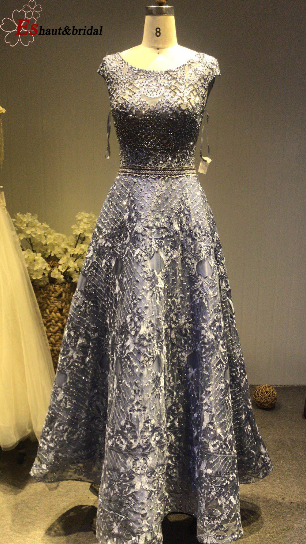 Женское вечернее платье с круглым вырезом длинное без рукавов синим колпачком в