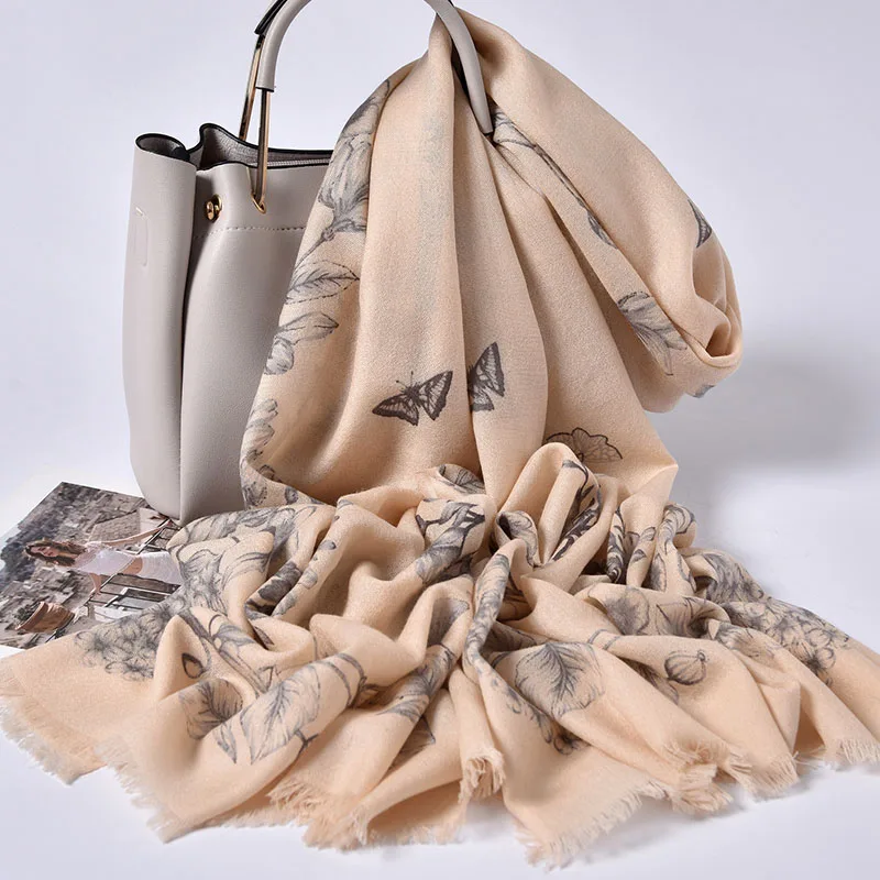 Женский шарф из 100% шерсти зимний натуральной с цветочным принтом и бабочками |