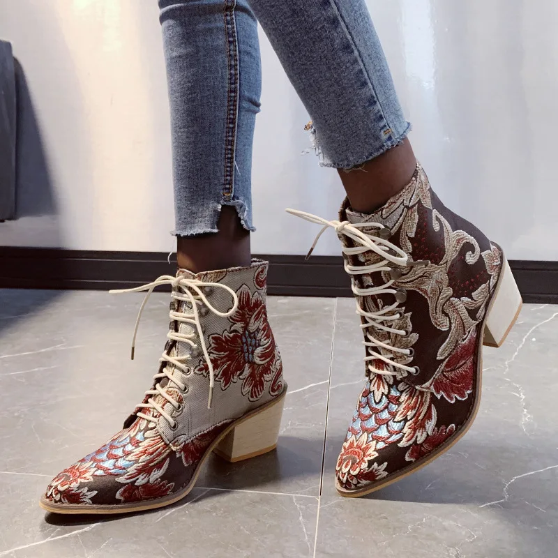 Красивые женские ботинки в европейском стиле новые зимние ретро на толстой