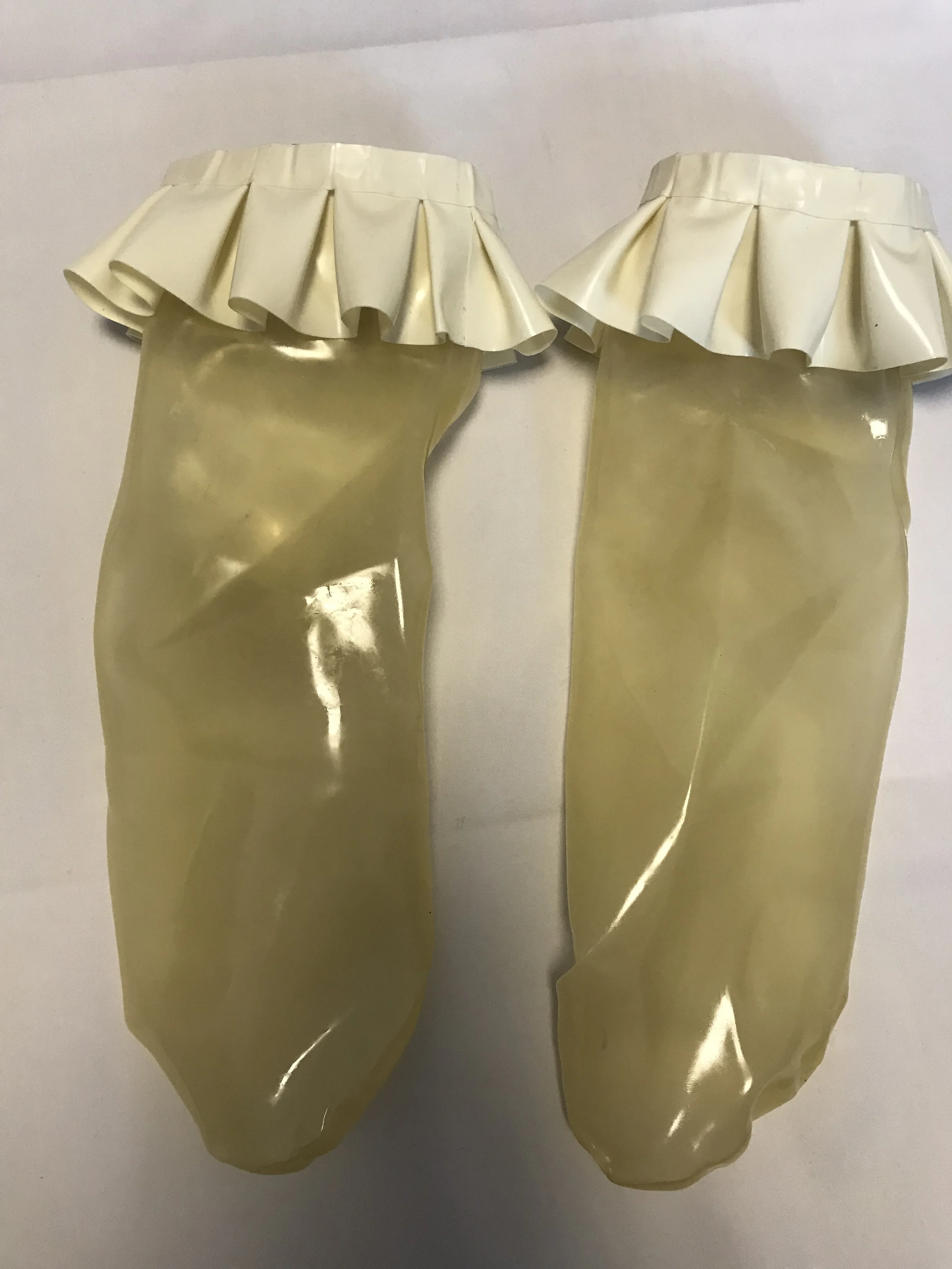 Сексуальные унисекс резиновые прозрачные латексные носки с белым кружевом |