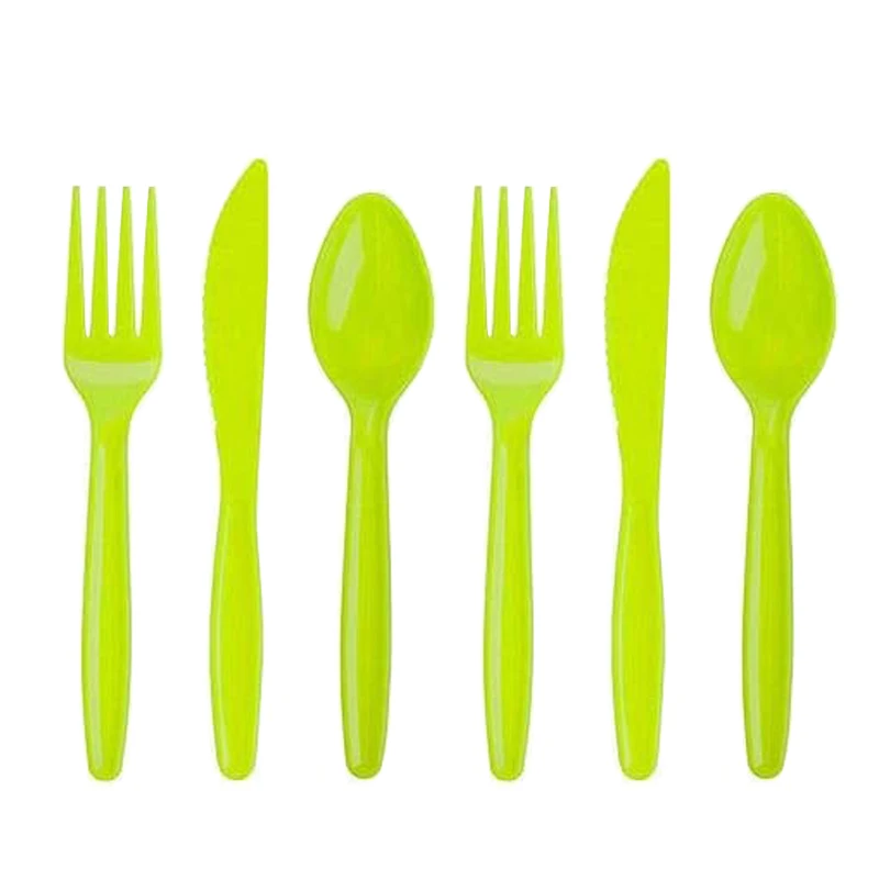 Чистые зеленые одноразовые пластиковые столовые приборы для детской вечеринки