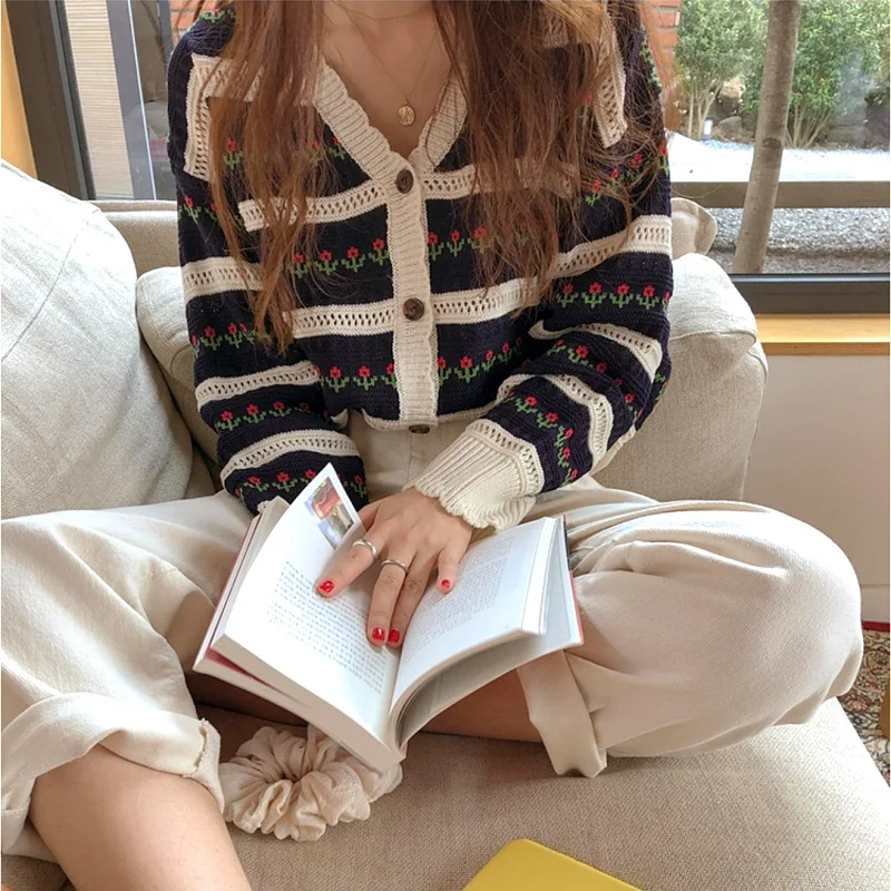

Fashionable Korean Style Ladies Temperament Lace Stripe Print V-Neck Autumn Knitted Sweater Loose And Warm Cardigan Top