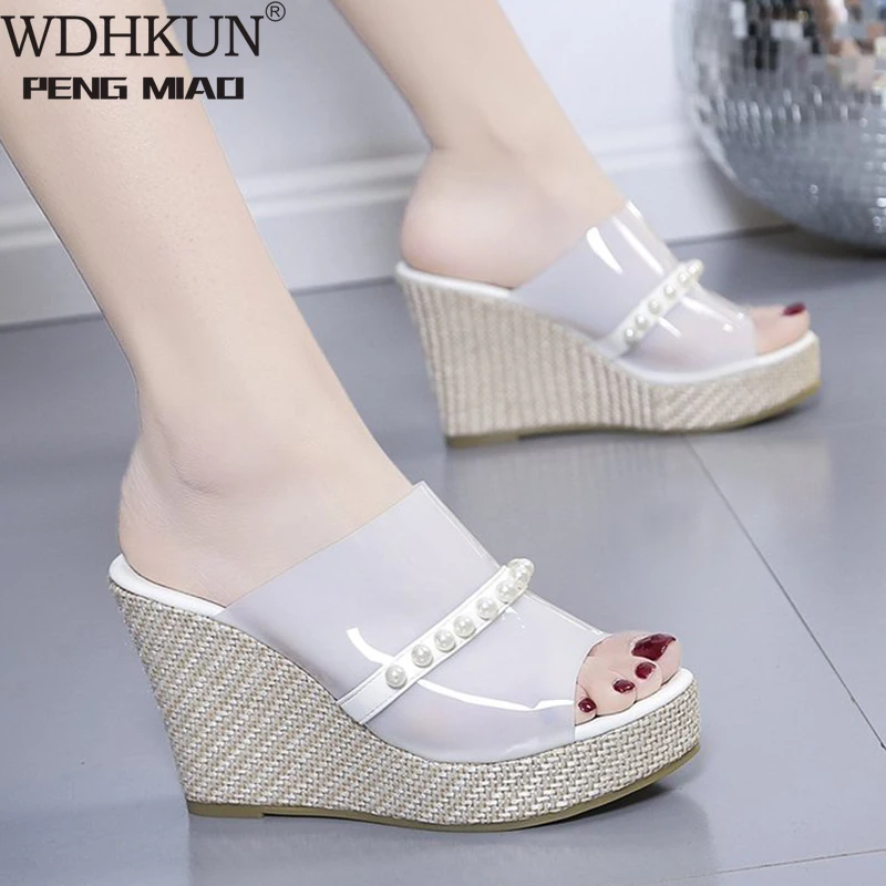 

Шлепанцы WDHKUN на массивной танкетке с жемчугом, женские модные сандалии из ПВХ с открытым носком на платформе и высоком каблуке, женская летн...