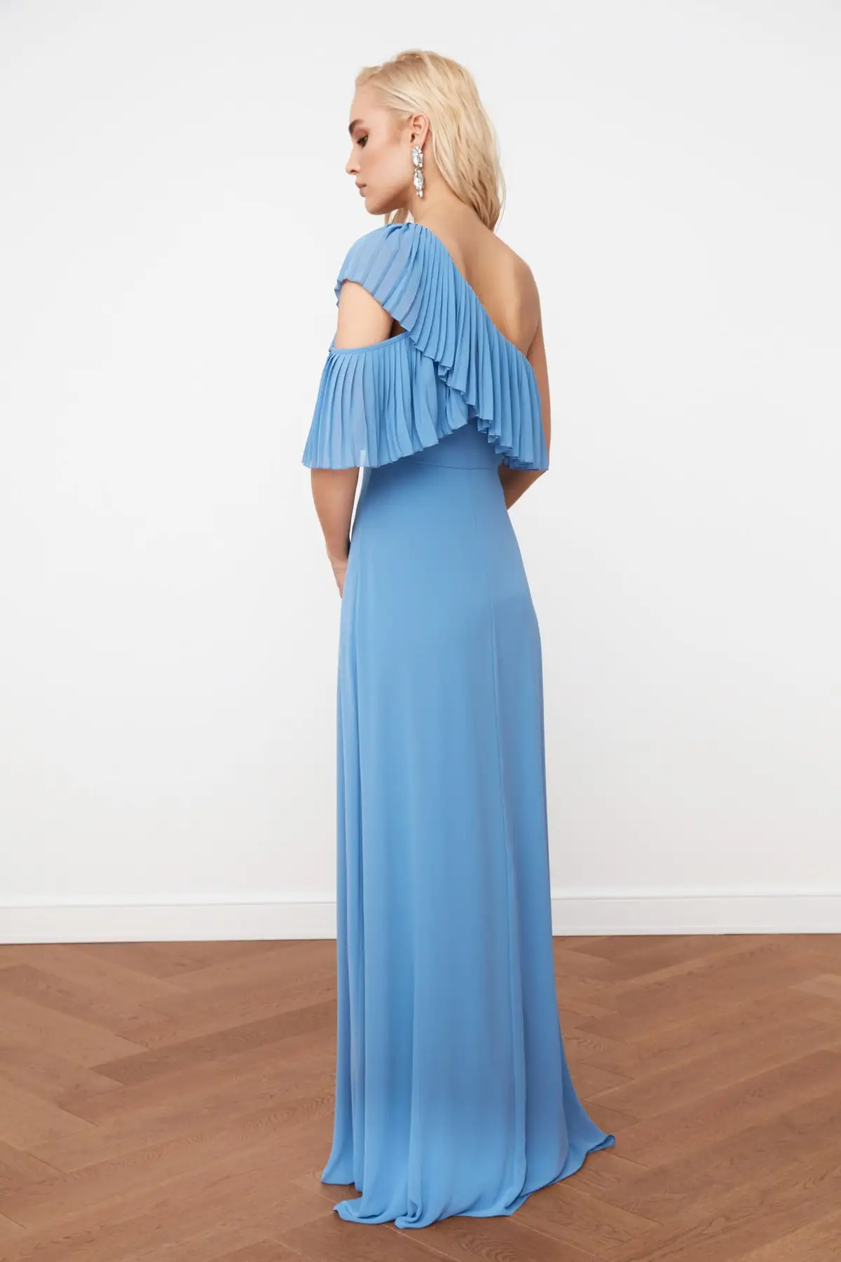 

Trendyol Sleeve Detail Evening & Prom Gown TPRSS21AE0002