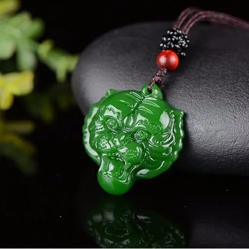 Ожерелье с кулоном в виде головы тигра из натурального зеленого и желтого