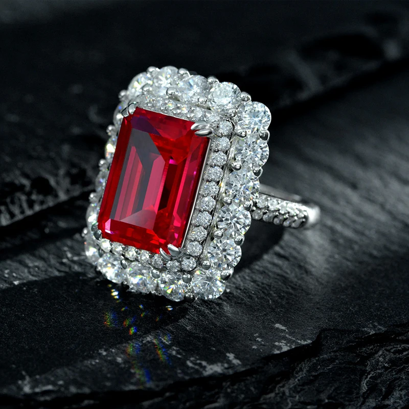 Кольцо женское из серебра 100% пробы 10 х14 мм с рубиновым высокоуглеродистым