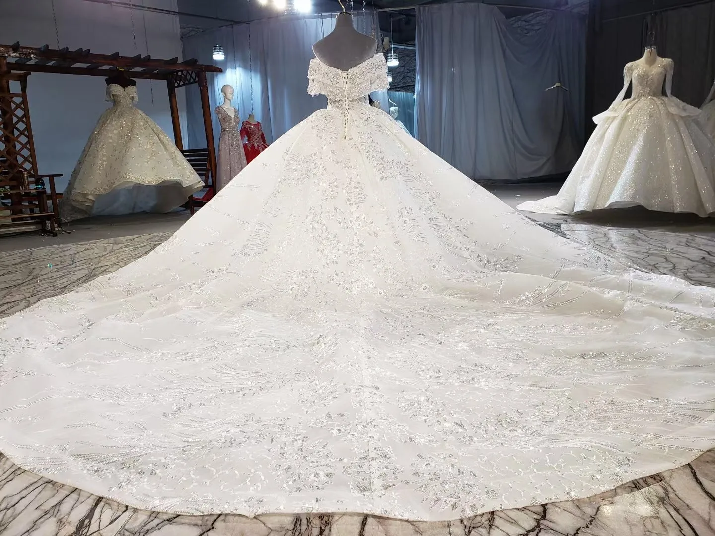 Champagne Luxury Crystals Lace Wedding Dress With Veil 2021 Sequined Beading Sweetheart Off The Shoulder Ball Gowns