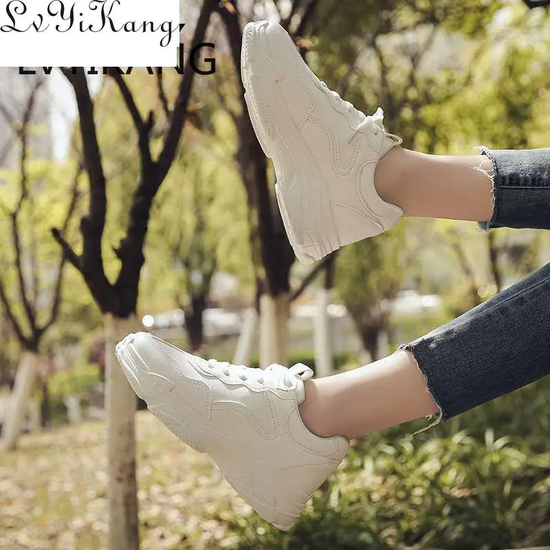 Женские сетчатые кроссовки белые дышащие в стиле ретро на платформе осень