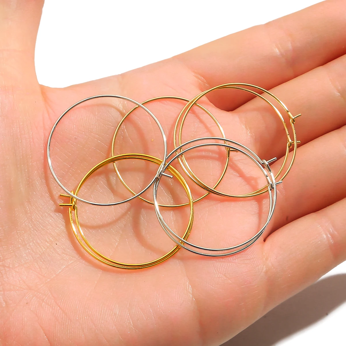 Серьги-кольца женские с металлической проволокой кольца бусинами