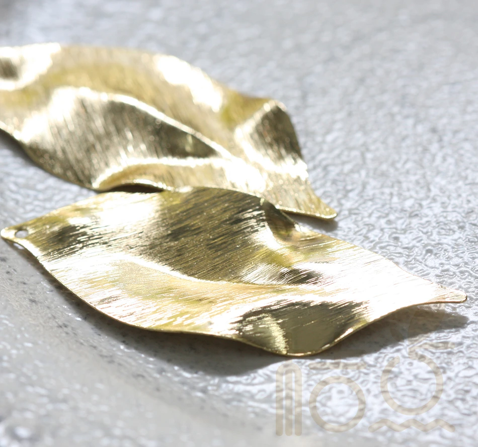 

Твердая латунь, матовый Волнистый лист, очарование-53x23 мм (4080C)