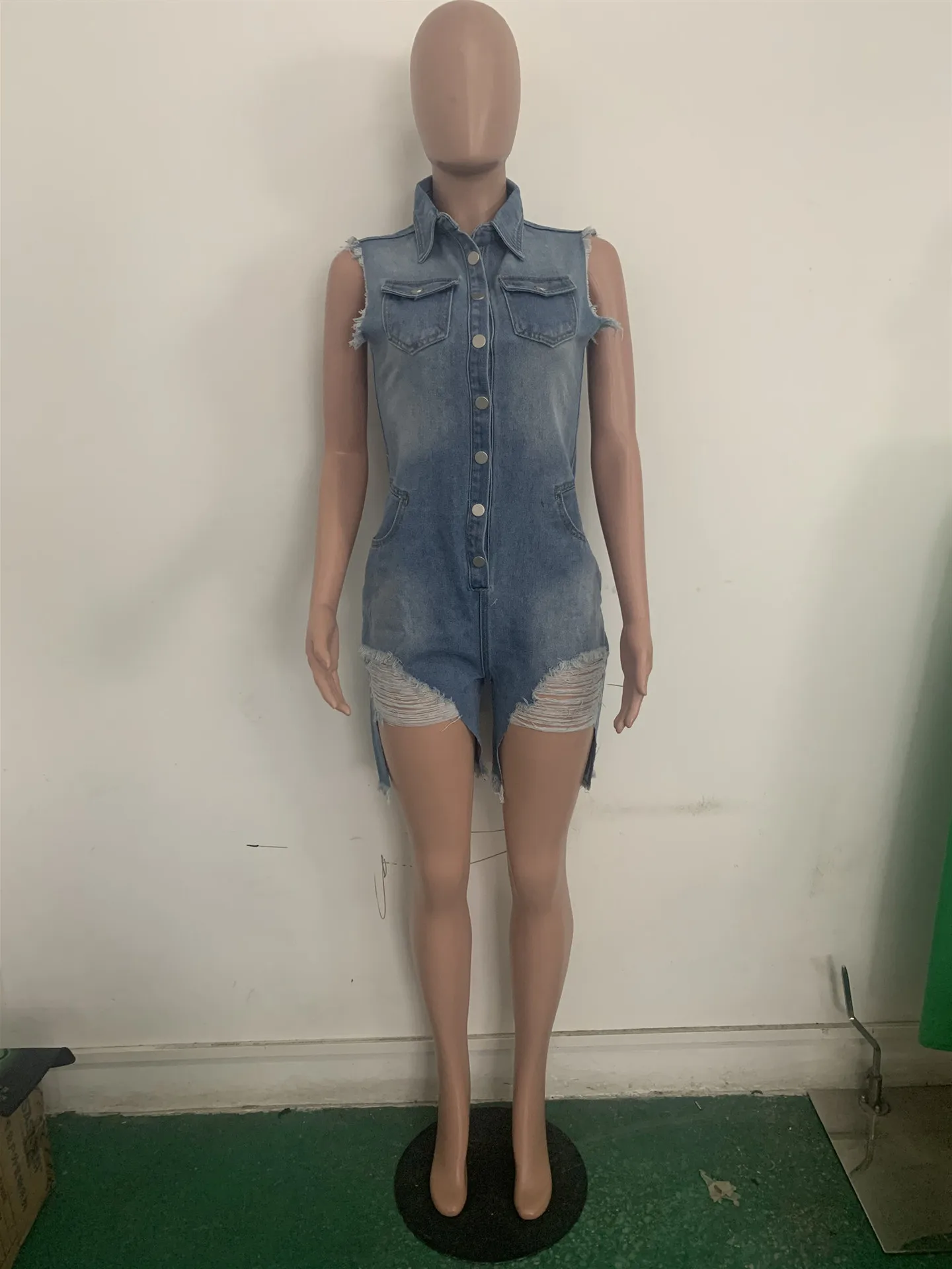 Женский джинсовый комбинезон на пуговицах винтажный без рукавов с бахромой и