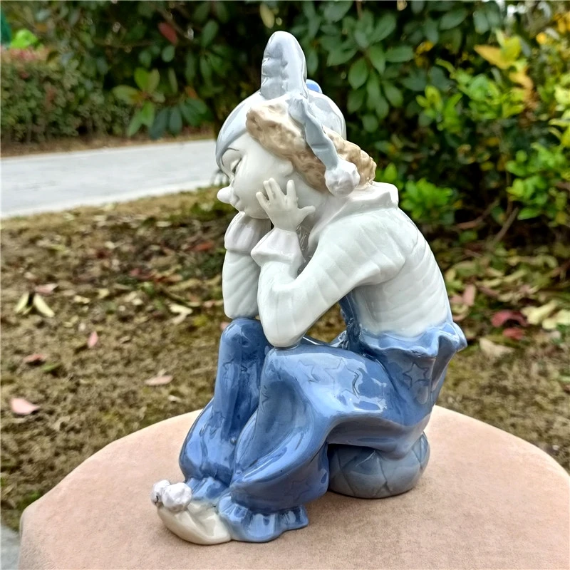 Фарфоровая скульптура клоуна меланхоли керамическая цирковая буферная статуя