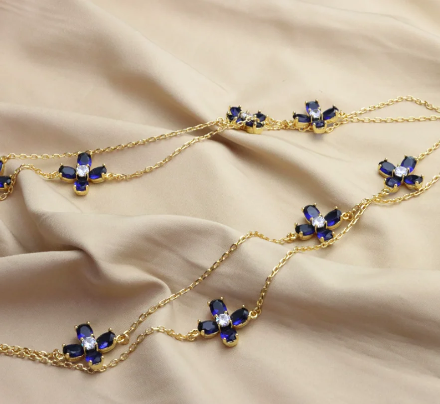 

Lucky clover Blue Crystal Gem inlaid multi-faceted super flash Logo Necklace sweater chain.More photos please contact the seller