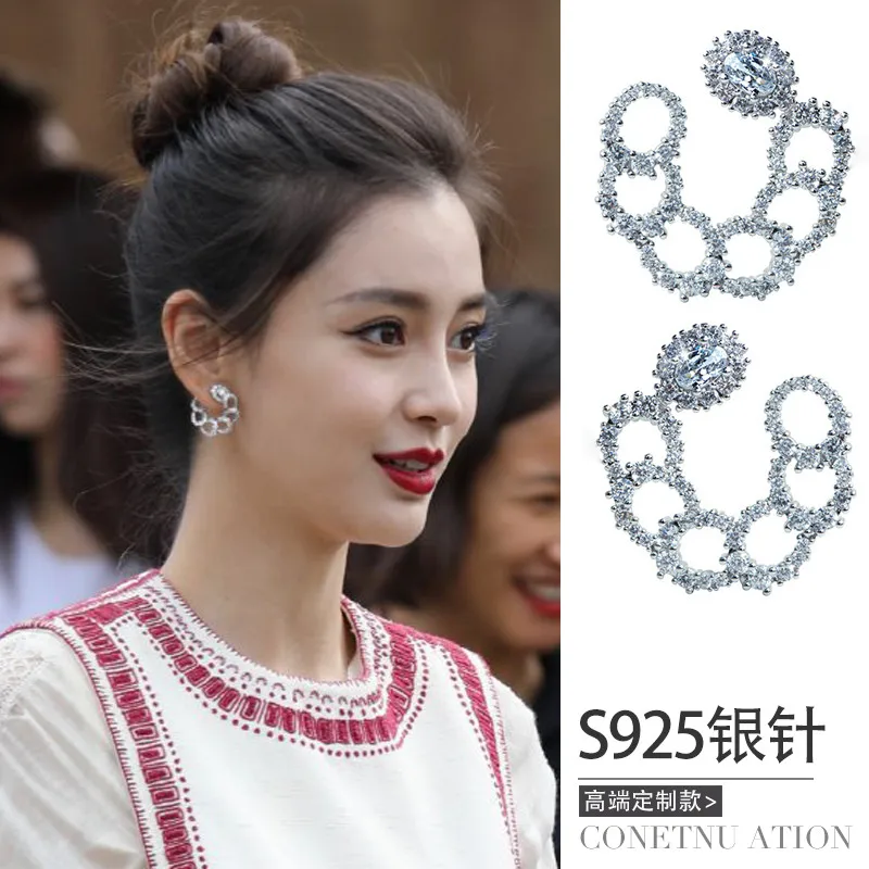 

Ян Ying Angelababy Неделя моды же Стиль серьги супер блестящий высокий Класс светильник Роскошные серьги, серьги с французской меньшинств Ins Стиль