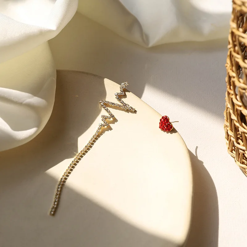 Новая Корейская версия красное сердце и длинные висячие Стразы ассиметричные