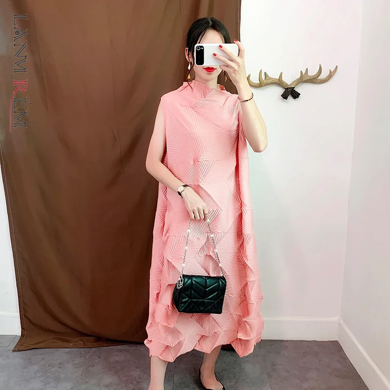 

LANMREM 2022 Stand Collar Sleevless Dress Pleated Vintage Pullover Loose Long Dresses Female Casual Fold Clothing WH704