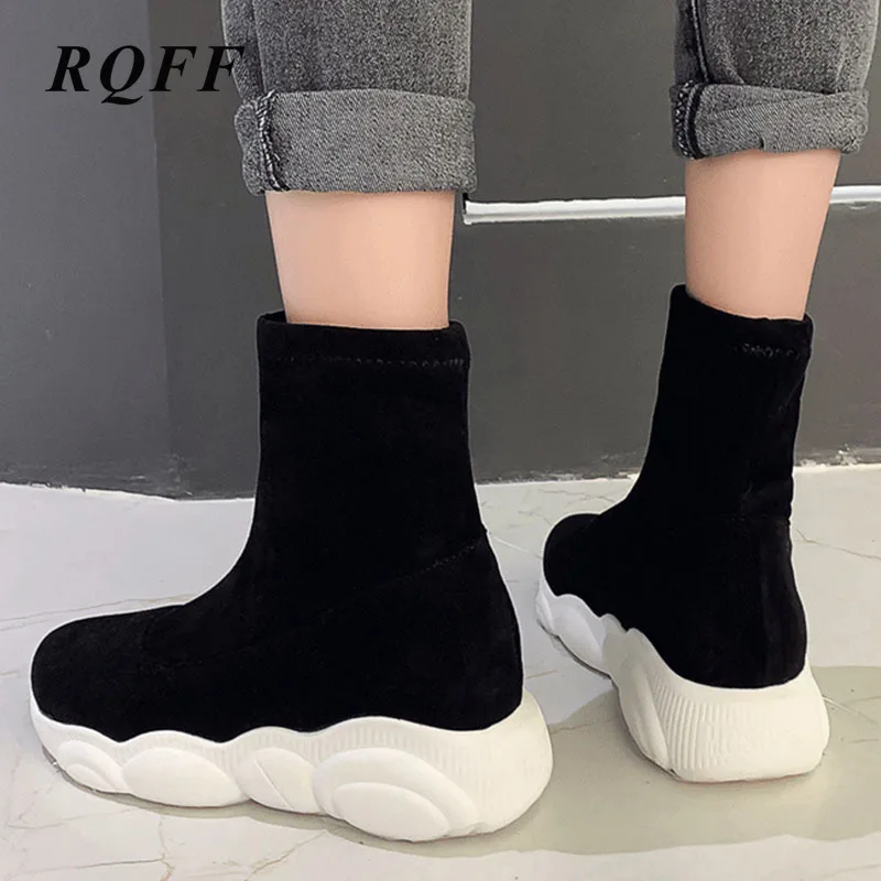 Женские ботильоны без застежки черные однотонные ботинки из флока на высоком