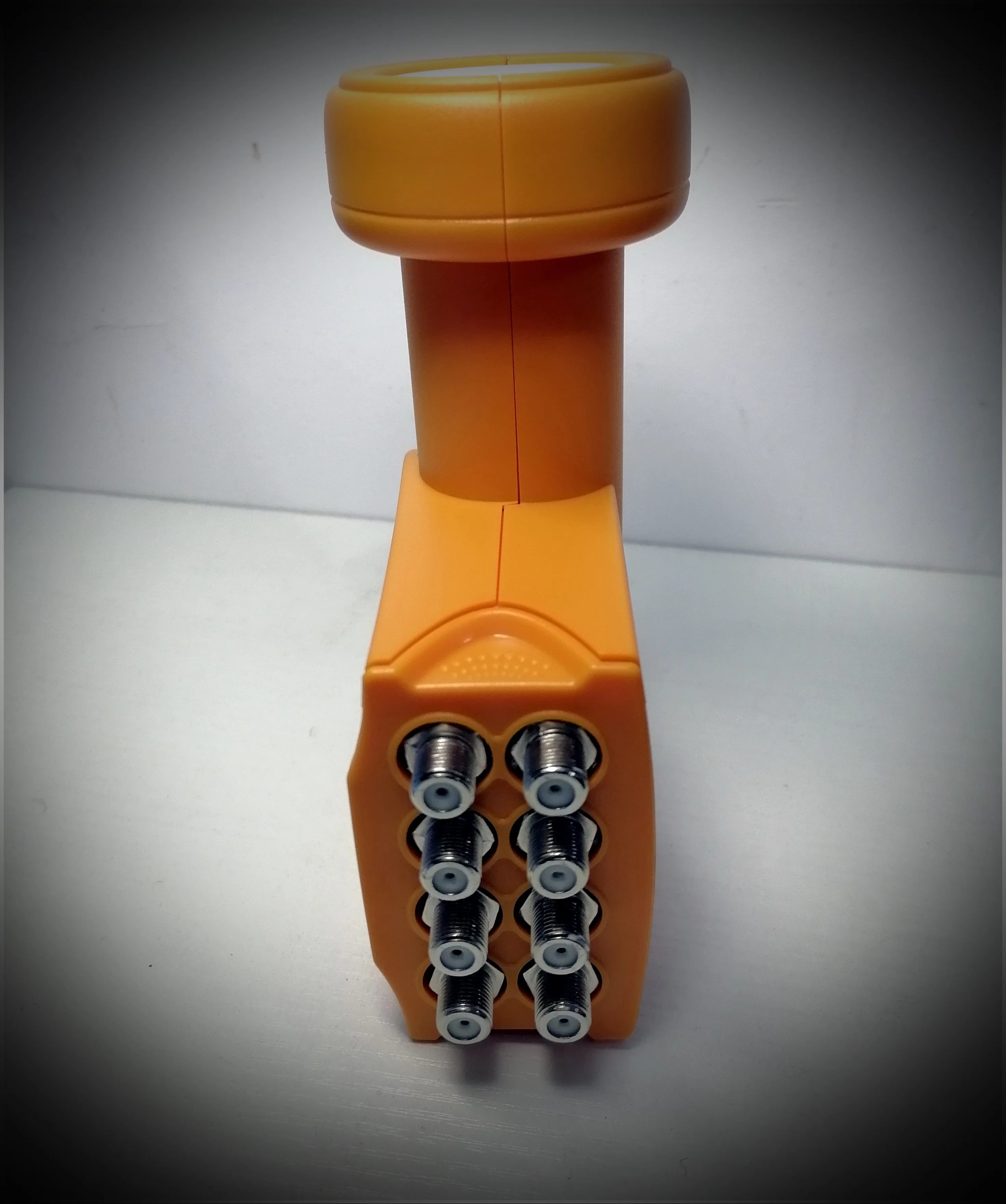 Универсальное устройство для спутниковой передачи с высоким коэффициентом