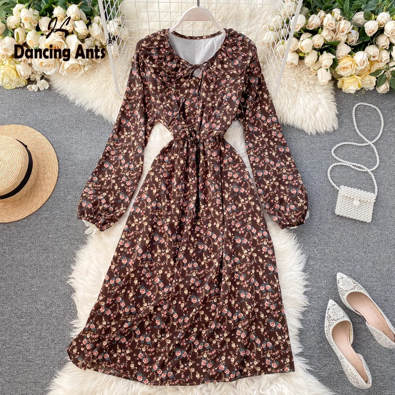 Женское платье с цветочным принтом а силуэта оборками о образным вырезом пышными