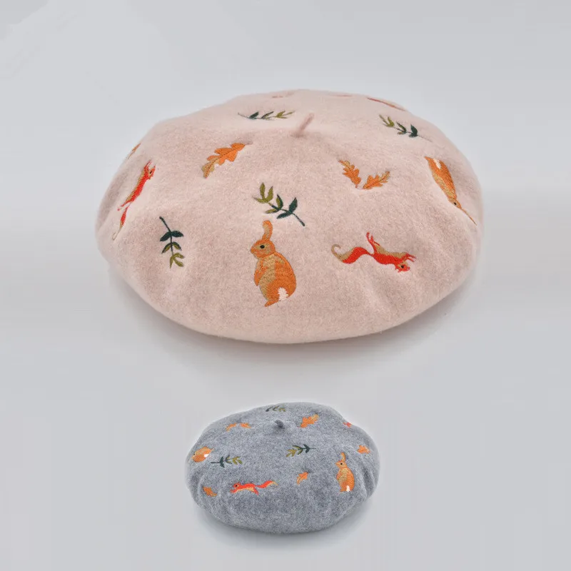 Шерстяной берет с вышивкой | Аксессуары для одежды