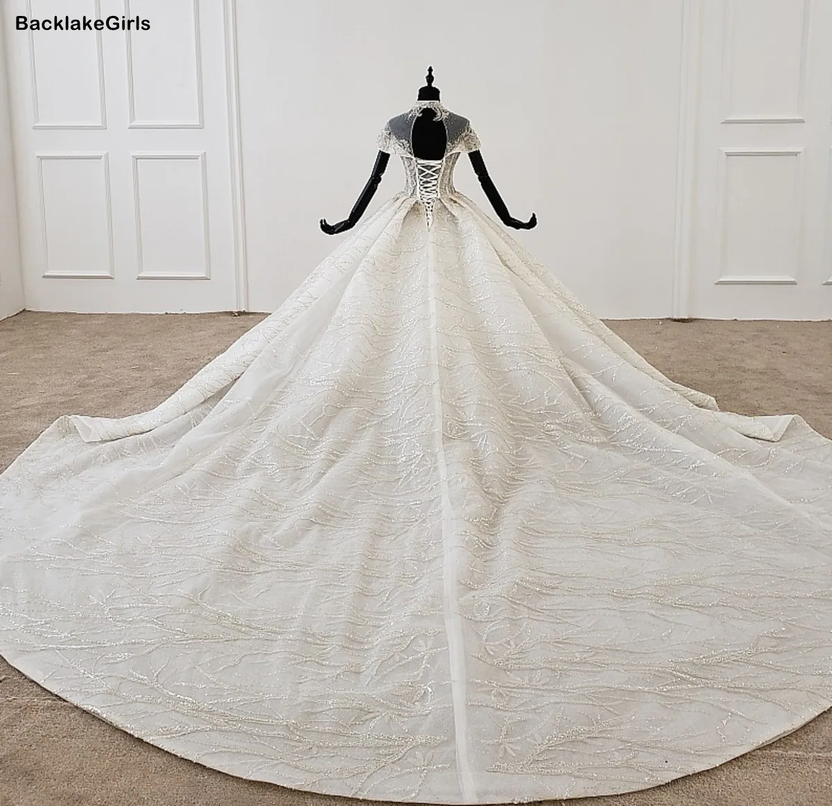 Белое свадебное платье со шлейфом с высоким воротом и рукавами-крылышками