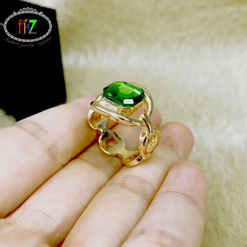 

F.J4Z 2021 Trend Women's Rings Fashion Brand Gold Alloy Cross Chain Band Green Glass Stone Statement Rings Lady Gifts Jewelry